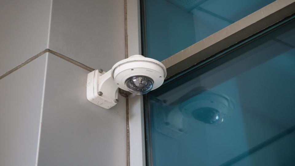 Kamera CCTV dome yang dipasang di dekat jendela bangunan