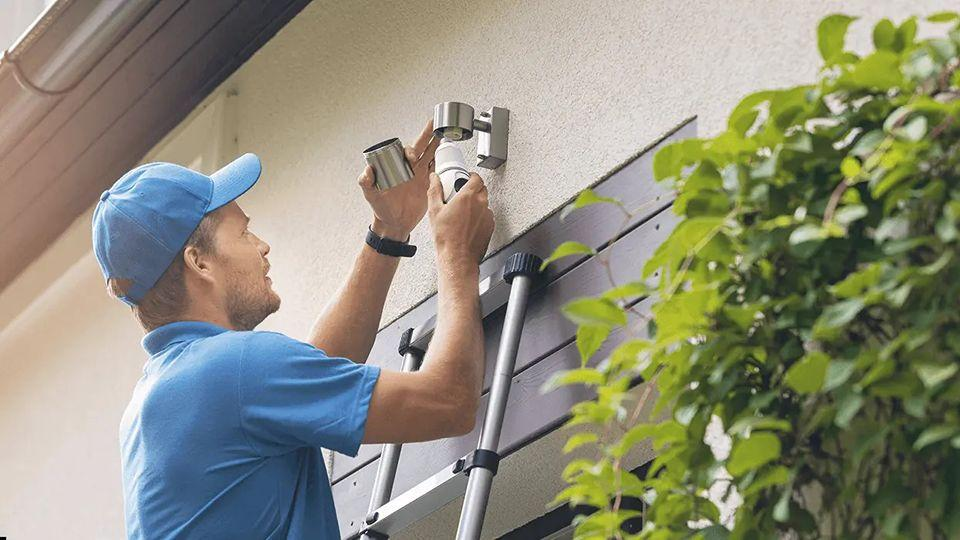 Pemasangan IMOU Bulb Cam pada fitting lampu
